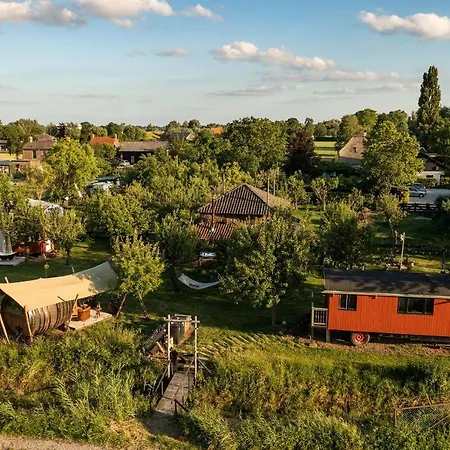 Slapen Tussen De Schapen In Pipowagen De Ome Jan