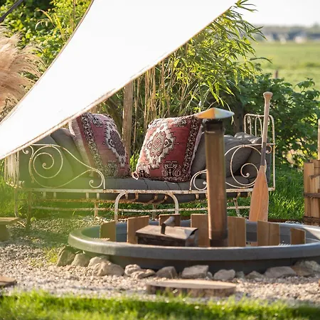 Slapen Tussen De Schapen In Pipowagen De Ome Jan אתר קמפינג Zennewijnen