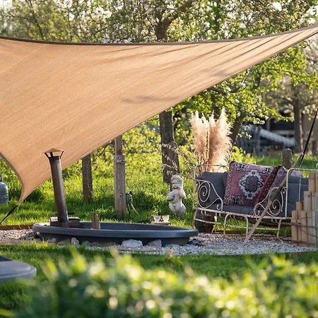 Slapen Tussen De Schapen In Pipowagen De Ome Jan Zennewijnen